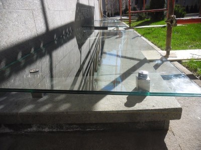 Козырек из ламинированного стекла (триплекс)